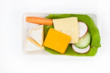 Сырная тарелка с овощами