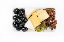 Сырная тарелка с салатом и маслинами